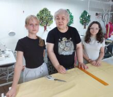 Навчальна майстерня виготовляє штори для родини переселенців